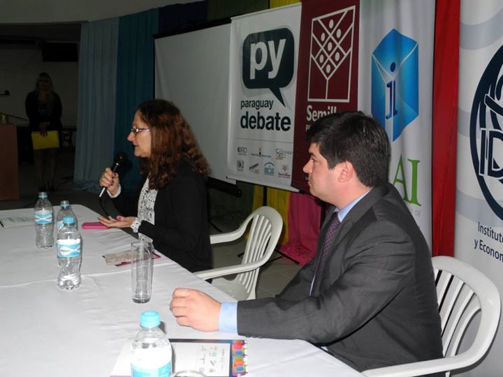Marta Ferrara (Directora Ejecutiva de Semillas para la Democracia) y Ezequiel Santagada (panelista), al inicio del Debate