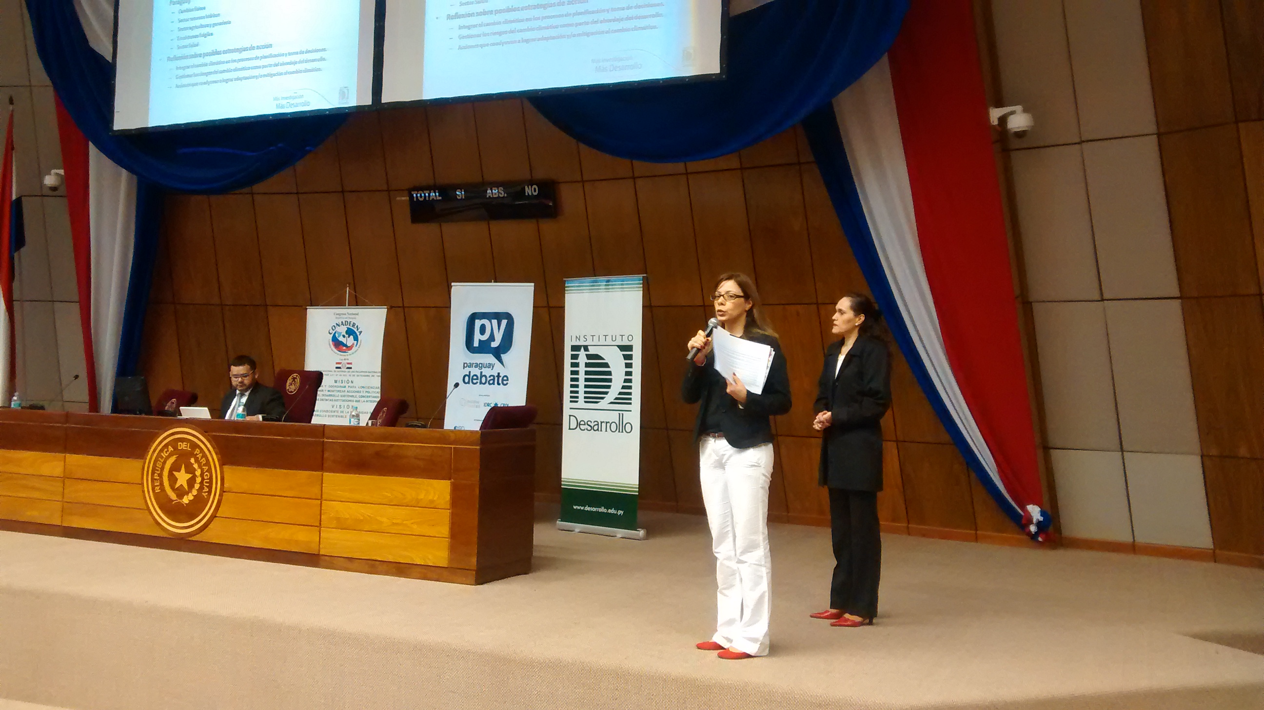 Las investigadoras del Instituto Desarrollo, Rossana Scribano y Carmiña Soto, en la presentación de resultados del análisis de prioridades sobre temas relacionados al cambio climático
